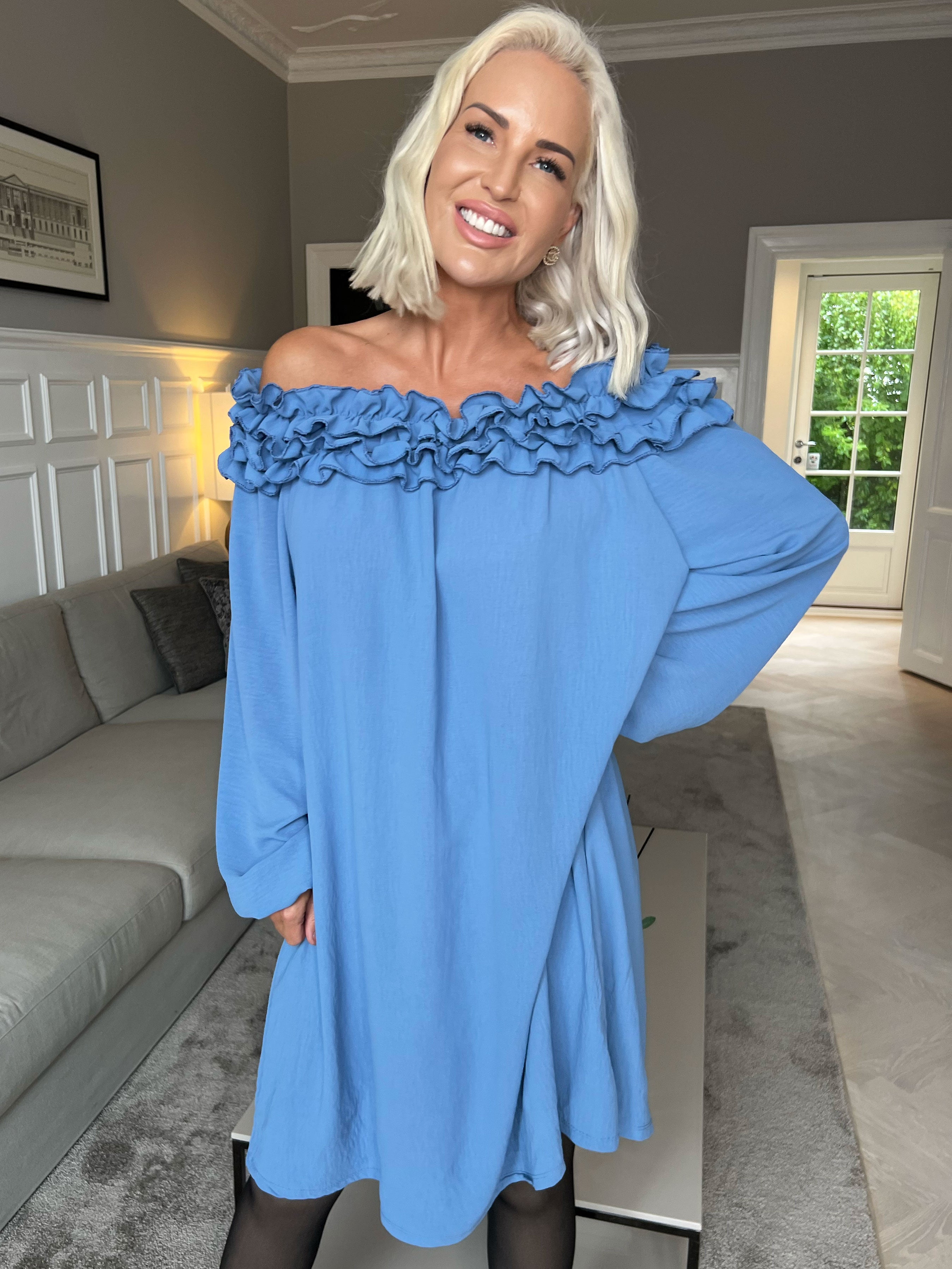 Chili Dress - Kjole med lange ærmer og flæser i udskæringen